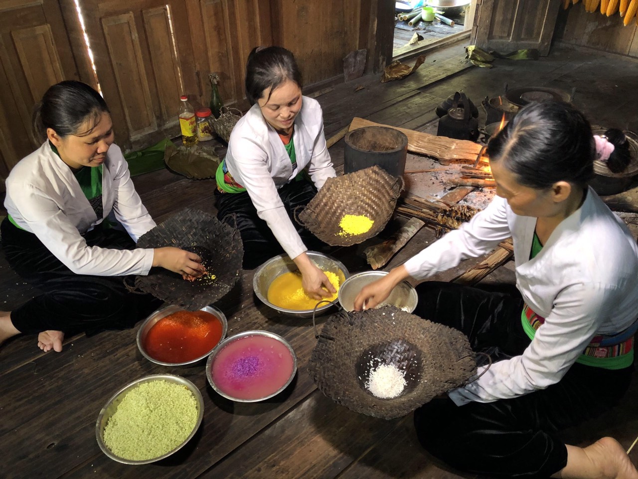Quay cảnh làm xôi ngũ sắc – đặc sản ẩm thực của người Mường Bang